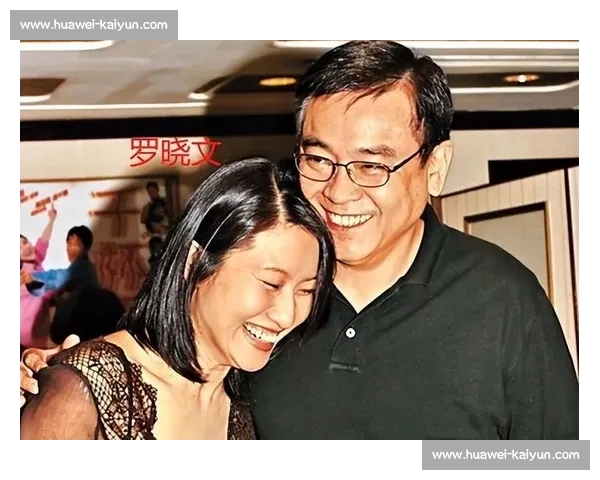 尔冬升女友晒 9 岁女儿近照：萌娃从容应对粉丝，“片场暴君” 变身慈父